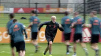 Gelandang Ajax, Donny van de Beek melakukan pemanasan saat mengikuti latihan jelang menghadapi PAOK Saloniki di babak penyisihan ketiga Liga Champions di Amsterdam pada 12 Agustus 2019. (AFP/Olaf Kraak)