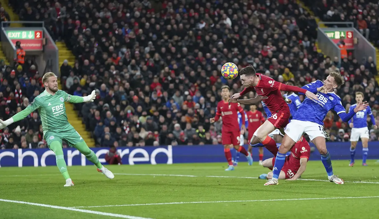 Terlepas dari dominasi permainan yang mereka tunjukkan, Liverpool cukup kesulitan untuk membobol gawang The Foxes yang dikawal Kasper Schmeichel. Sederet peluang yang didapat tuan rumah masih gagal berbuah gol. (AP/Jon Super)
