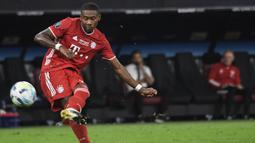 David Alaba merupakan pemain kidal yang serba bisa. Lewat kaki kirinya bersama Bayern Munich, Ia mencatatkan 10 gelar Budesliga, 2 Piala Liga Champions, dan 5 DFB Pokals. Selain itu ia juga didaulat sebagai pemain terbaik Austria selama 10 tahun terakhir. (Foto: AFP/Attila Kisbenedek)