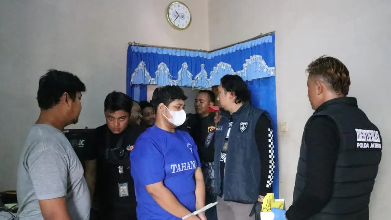 Tim Dirreskrimum Polda Jateng menggeledah rumah pelaku (berkaos biru) di Desa Sendang, Kecamatan Kalinyamatan, Jepara. (Liputan6.com/Arief Pramono)