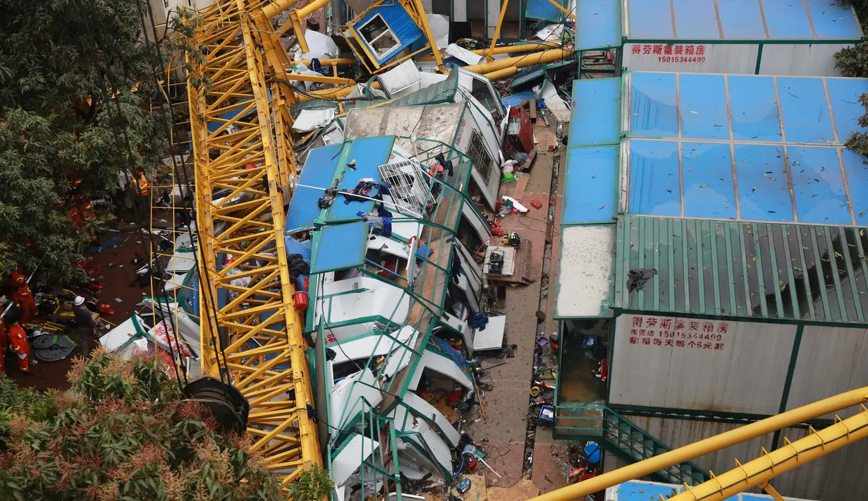 Kondisi sebuah crane yang runtuh menimpa bangunan sementara dua lantai di Kota Dongguang, Guangdong, Tiongkok, Rabu (13/46). 18 orang tewas sementara belasan lainnya dilarikan ke rumah sakit akibat kejadian tersebut. (AFP/CHINA OUT)