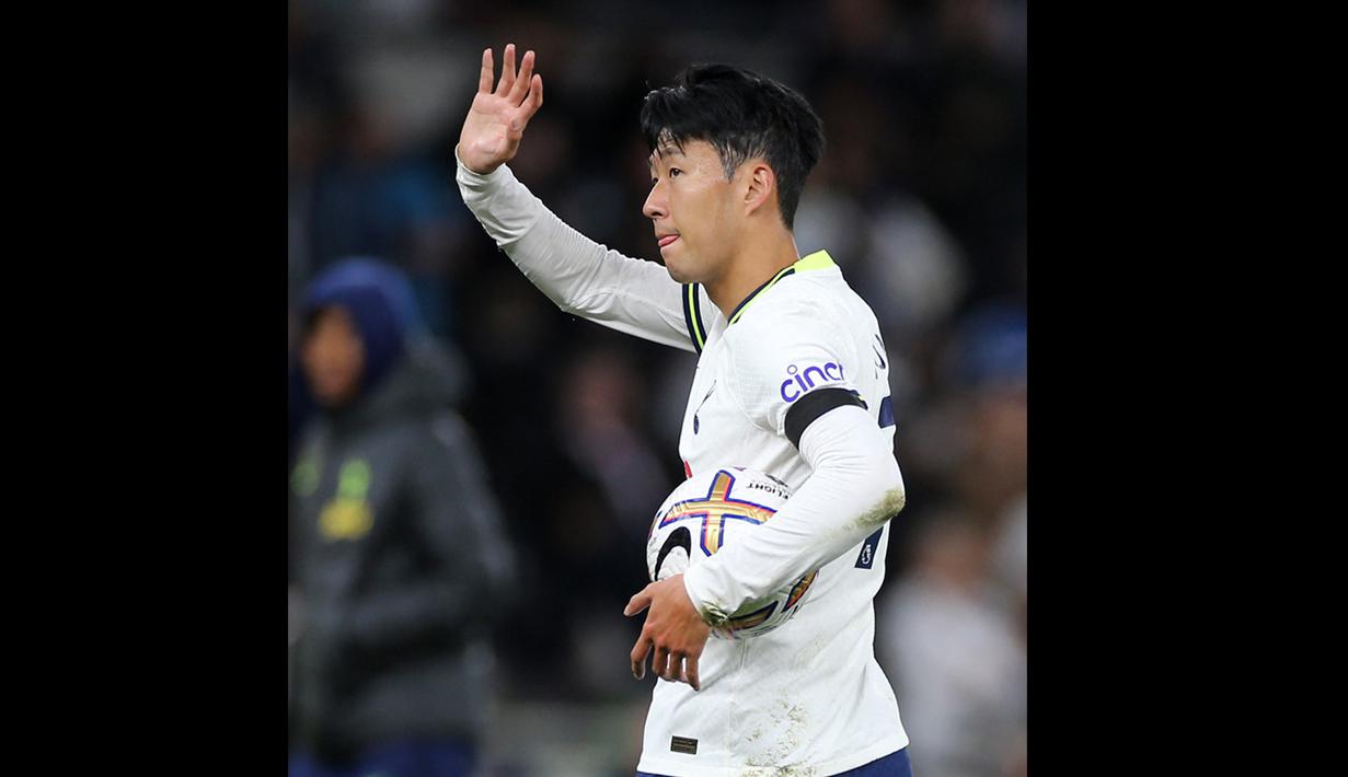 Son Heung-min lalu mencetak hattrick dengan menjebol gawang The Foxes di menit ke-73, 84, dan 86. Tiga gol itu ia buat hanya dengan waktu 13 menit. (AFP/Isabel Infantes)
