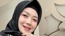 Gaya hijab yang dipilih Ratna pun nampak simpel dan sederhana. Namun, pesonanya selalu terpancar sehingga membuatnya nampak menawan. (Liputan6.com/IG/@ratnaantikamonata_rafcreal_new)