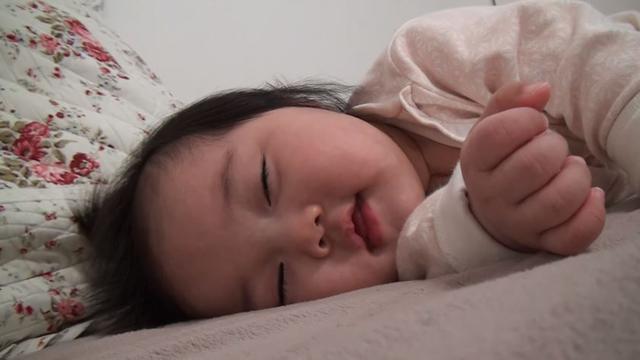 Lucu Banget Masih Ngantuk Bayi Ini Berjuang Untuk Tetap Melek Lifestyle Fimela Com