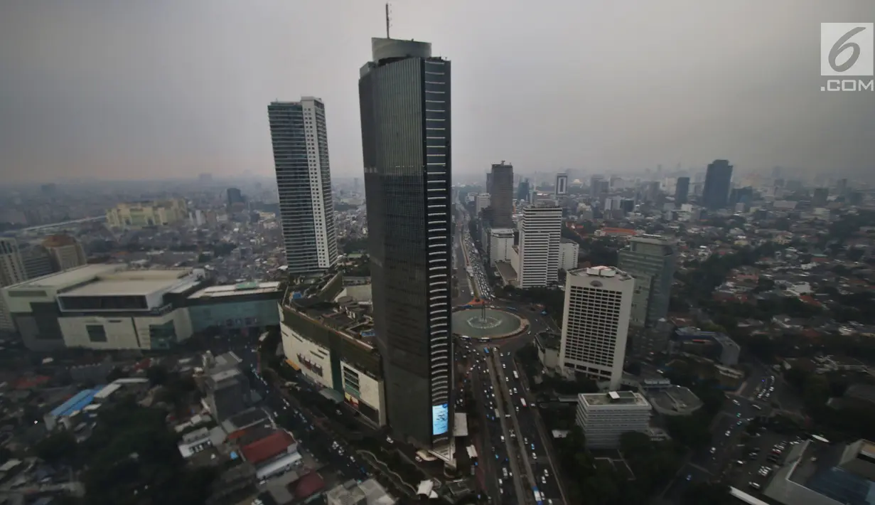 <p>Suasana gedung bertingkat yang terlihat samar karena kabut polusi di Jakarta, Selasa (9/7/2019). Berdasarkan data DLH DKI Jakarta penyebab polusi di Jakarta semakin buruk akibat emisi kendaraan bermotor yang mencapai 75 persen, ditambah pencemaran dari industri dan limbah. (Liputan6.com/Johan Tallo)</p>