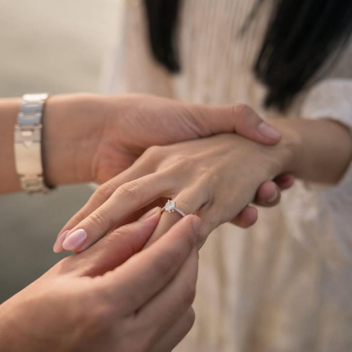 7 Potret Momen Manis Jessica Jane Dilamar Kekasih di Tanggal yang Tak Terduga