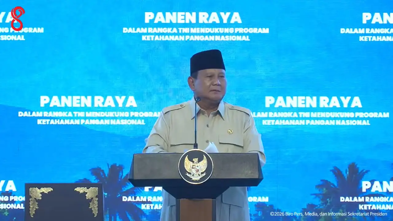 Presiden Prabowo Subianto memimpin Panen Raya TNI yang digelar serentak di 43 lokasi dari Lanud Abdulrachman Saleh, Kabupaten Malang, Jawa Timur, Jumat (17/7/2026).