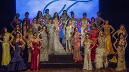 Para kontestan mengenakan gaun malam saat mengikuti kontes kecantikan transgender Miss T Brasil 2017 di Sao Paulo, 21 April 2017. Mereka yang menang akan mewakili negaranya ke ajang Miss International Queen 2018 di Thailand. (NELSON ALMEIDA/AFP)