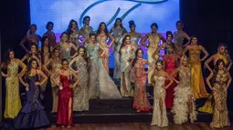 Para kontestan mengenakan gaun malam saat mengikuti kontes kecantikan transgender Miss T Brasil 2017 di Sao Paulo, 21 April 2017. Mereka yang menang akan mewakili negaranya ke ajang Miss International Queen 2018 di Thailand. (NELSON ALMEIDA/AFP)