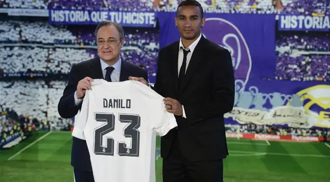 Danilo (kanan) saat diperkenalkan sebagai pemain baru Real Madrid, beberapa waktu lalu. (AFP / Pierre-Philippe Marcou)
