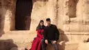 Beberapa tempat wisata disinggahi oleh pasangan ini. Dhani dengan kaos hitam panjang lengkap dengan peci dikepalanya. Sedangkan Mulan, mengenakan pakaian panjang warna merah marun dan balutan hijab di kepalanya. (Instagram/mulanjameela1)