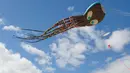 Layang-layang berbentuk gurita terbang selama Festival Layang-layang Internasional di Fuerteventura, kepulauan Canary, Spanyol, 10 November 2018. Festival diikuti 45 penerbang layang-layang profesional dan amatir dari delapan negara. (DESIREE MARTIN/AFP)