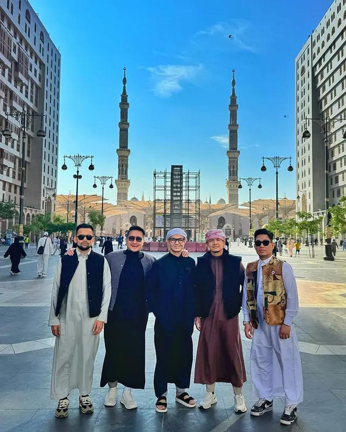 10 Potret Pernikahan Zumi Zola dan Putri Zulhas di Madinah, Dinikahkan Ust Adi Hidayat