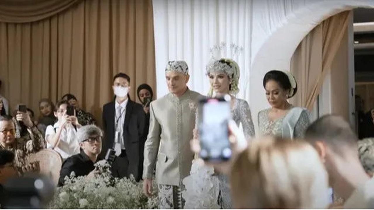 Potret Detail Dekorasi Akad Nikah Al Ghazali dan Alyssa Daguise, Elegan dengan Nuansa Gold dan Putih