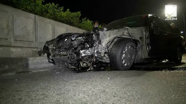 Ugal-ugalan, sebuah sedan mewah jenis Mercy mengalami kecelakaan hingga rusak parah menabrak pembatas jalan di kawasan Pusat Perbelanjaan Gandaria City, Jakarta Selatan. Kecelakaan terjadi akibat pengemudi dalam pengaruh minuman keras.