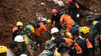 Tim SAR gabungan mengevakuasi korban gempa di Cianjur, Sabtu (26/11/2022). (Foto: Dok. Basarnas)