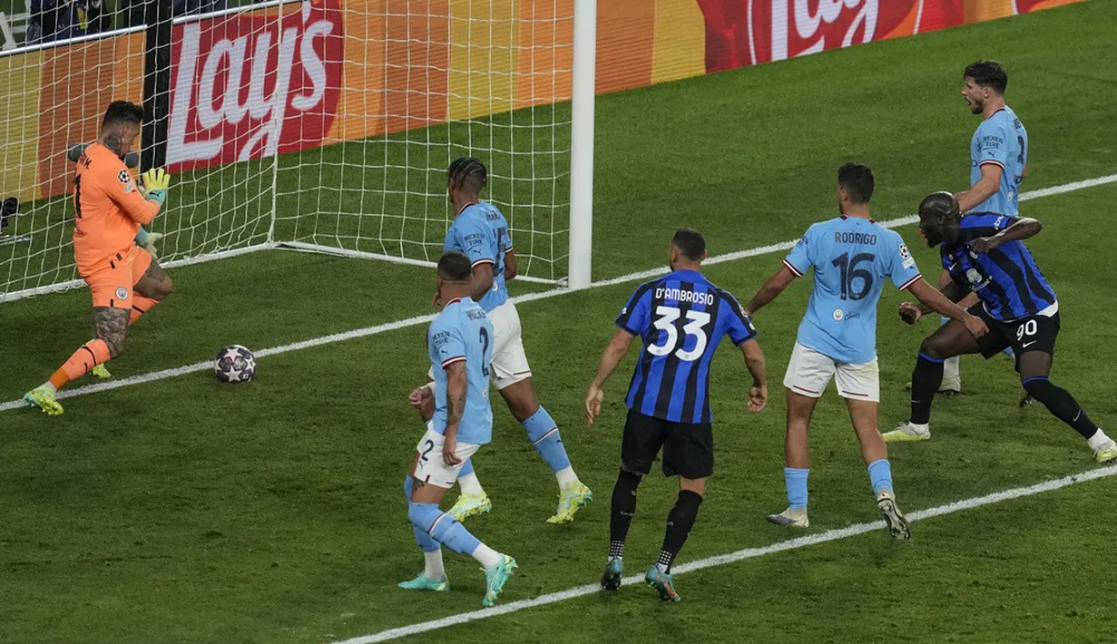 <p>Untuk menyegarkan lini depan pasukannya, pelatih Inter Milan Simone Inzaghi akhirnya memasukkan Romelu Lukaku untuk menggantikan Edin Dzeko pada menit ke-57. (AP Photo/Thanassis Stavrakis)</p>
