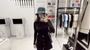 Mirror selfie manis ala Azizah Salsha. Ia tampil dengan atasan lengan panjang dengan rok hitam berkancing depan. Ia padu padankan penampilannya dengan bucket hat, shoulder bag, dan sneakers putih. [Foto: Instagram/azizahsalsha_]