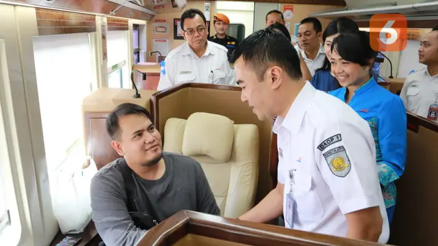 KAI membagikan hadiah bagi para penumpang kereta api di Stasiun Gambir, Jakarta. Foto: Liputan6.com/Ilyas Istianur P