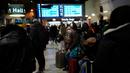 Para penumpang menunggu untuk naik kereta di stasiun Gare de Lyon Paris, Prancis, Selasa (7/2/2023). Usulan Presiden Emmanuel Macron terkait penundaan usia pensiun memicu pemogokan dan demonstrasi besar-besaran dalam beberapa pekan terakhir. Rancangan undang-undang ini akan menaikkan usia pensiun minimum dari 62 menjadi 64 tahun. (AP Photo/Christophe Ena)