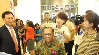 Demo kecantikan dan gaya rambut Korea Selatan menarik banyak minat pengunjung termasuk pejabat Indonesia.