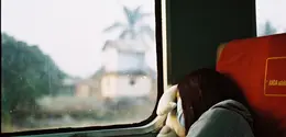 Ilustrasi seorang perempuan di kereta api. (Sumber foto: Unsplash.com)