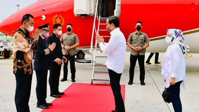 Iriana Jokowi Temani Presiden Jokowi Dinas ke Ende, Sneaker Gucci-nya Bikin Salah Fokus