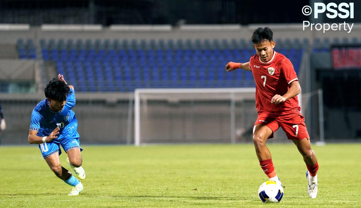 Pemain Timnas Indonesia U-17, Muhamad Zahaby Gholy (kanan) berusaha melepaskan tembakan dibayangi pemain Kepulauan Mariana Utara, Marky Ryan Costales pada laga Grup G Kualifikasi Piala Asia U-17 yang berlangsung di Abdullah Alkhalifa Alsabah Stadium, Mishref, Kuwait, Jumat (25/10/2024) WIB. (Dok. PSSI)