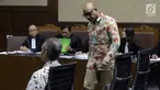 Terdakwa dugaan suap di Krakatau Steel, Kurnia Alexander Muskitta (berdiri) dan Wisnu Kuncoro saat menjalani sidang lanjutan di Pengadilan Tipikor, Jakarta, Rabu (28/8/2019). Sidang beragendakan mendengar keterangan saksi-saksi yang dihadirkan JPU KPK. (Liputan6.com/Helmi Fithriansyah)