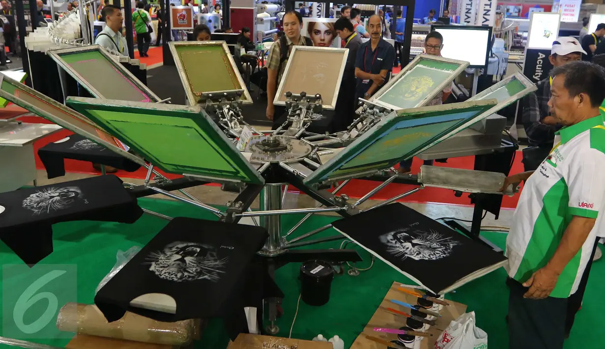 Pengunjung melihat mesin cetak massal saat Pameran Mesin Cetak dan Print All Pack Indonesia, All Process di Jakarta International Expo, Kemayoran, Jakarta, Rabu (5/10). (Liputan6.com/Angga Yuniar)