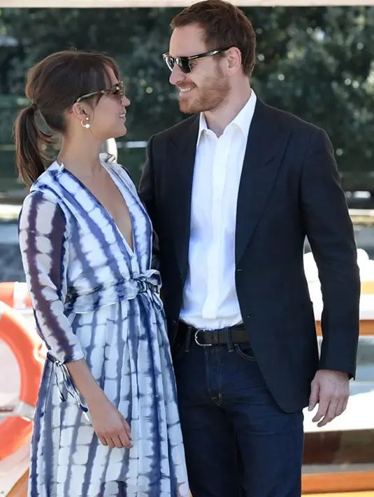 Saat tertangkap kamera sedang menikmati waktu luang bersama, Alicia dan Michael tampil dengan busana yang  kasual. Mereka pun kabarnya tak henti memamerkan kemesraannya di hadapan publik. (AFP/Tiziana Fabi)