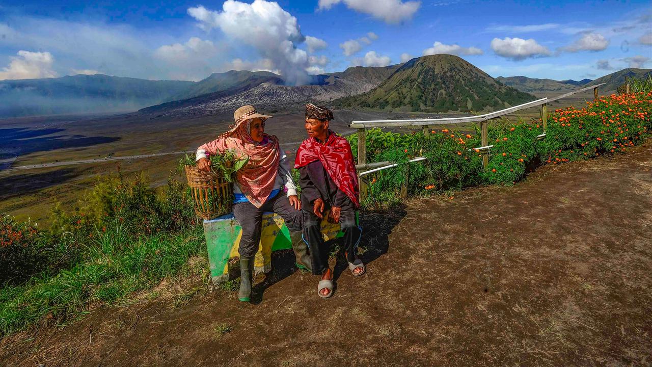 FOTO: Kilau Emas Matahari Pagi di Bromo yang Tak Pernah Kehilangan Pesona