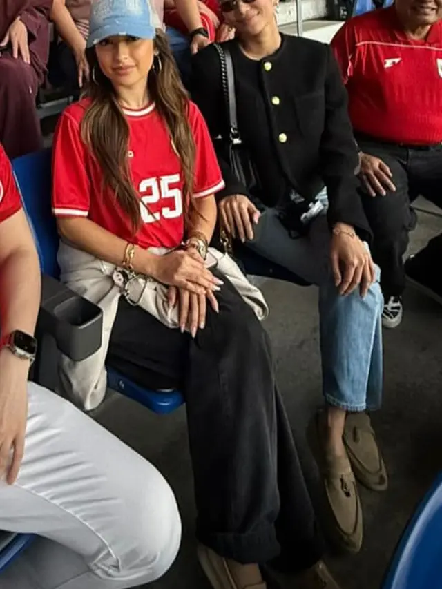 Gaya Azizah Salsha dan Jennifer Chopper saat Menyaksikan Langsung Timnas Indonesia Lawan Jepang. [@andre_rosiade]