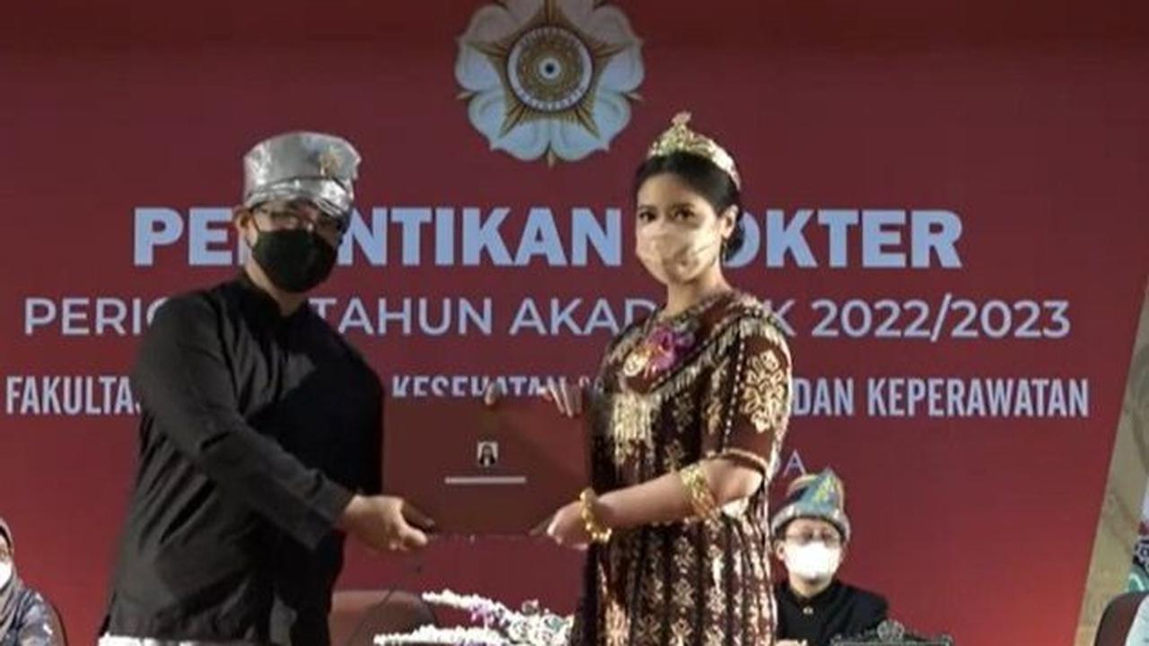 Sekilas Tentang Angela <br>