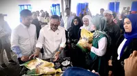 Ketua Umum Partai Amanat Nasional (PAN) Zulkifli Hasan memberikan bantuan pasar murah kepada masyarakat di Bandung, Jawa Barat. (Foto: Elza Hayarana/Liputan6.com).