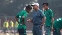 Pelatih Timnas U-16, Fachri Husaini memberikan arahan kepada Hamsah usai laga melawan Timnas Pelajar pada laga Persahabatan di Stadion Atang Sutesna, Cijantung, Rabu (16/5/2017). Timnas U-16 menang 5-1. (Bola.com/Nicklas Hanoatubun)