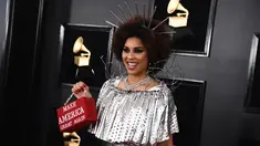 Penyanyi dan komposer, Joy Villa membawa tas bertuliskan 'Make America Great Again' pada perhelatan Grammy Awards 2019 di Staples Center, Los Angeles, Minggu (10/2). Joy Villa tampil sebagai tembok perbatasan di Grammy Awards. (Jordan Strauss/Invision/AP)