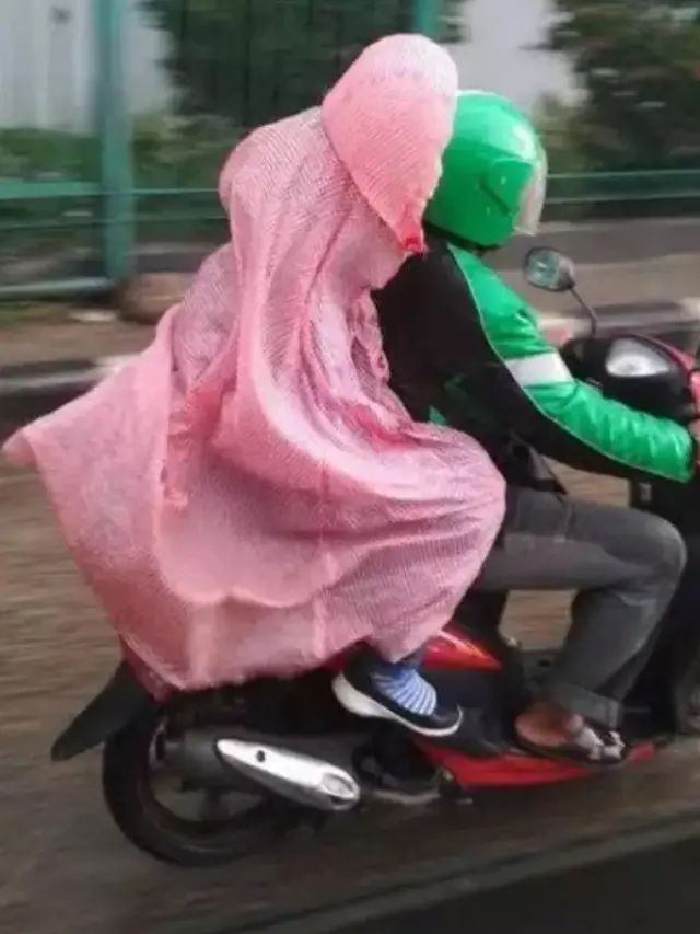 6 Potret Orang Pakai Jas Hujan Sampai Motornya Tertutup Ini Bikin Tepuk Jidat
