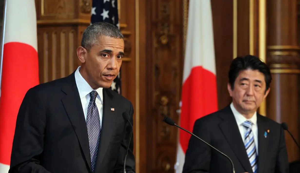 PM Jepang Shinzo Abe menyimak serius pidato Barack Obama saat konferensi pers di Akasaka guesthouse, Tokyo, Kamis (24/4/14). (AFP PHOTO/Junko Kimura-Matsumoto)