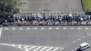 Orang-orang membuat antrean panjang untuk meletakkan bunga dan memberi penghormatan kepada mantan Perdana Menteri Jepang Shinzo Abe menjelang pemakaman kenegaraannya di Tokyo, Selasa, 27 September 2022. Sebagai persiapan, menjelang pemakaman Jepang memperketat pengamanan. (Yusuke Ogata/Kyodo News via AP)