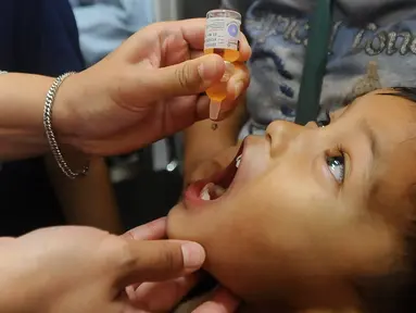 Petugas memberikan vaksin polio tetes kepada siswa kelas satu SDN Srengseng Sawah 12 Pagi di RPTRA (Ruang Publik Terpadu Ramah Anak) Shibi, Srengseng Sawah, Jakarta, Selasa (23/7/2024). (merdeka.com/Arie Basuki)