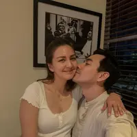 Pasangan suami istri Darius Sinathrya dan Donna Agnesia memang jauh dari gosip. Keduanya memiliki hubungan harmonis dan sering membagikan momen manis di akun Instagram pribadi masing-masing. Darius baru saja mengunggah beberapa potret dari momen kencan makan malam sederhananya bersama sang istri. [Foto: Instagram/darius_sinathrya]