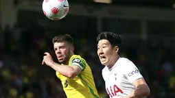 Pemain Norwich City Grant Hanley (kiri) berebut bola dengan pemain Tottenham Hotspur Son Heung-min pada pertandingan Liga Inggris di Stadion Carrow Road, Norwich, Inggris, 22 Mei 2022. Tottenham Hotspur menang 5-0. (Nigel French/PA via AP)