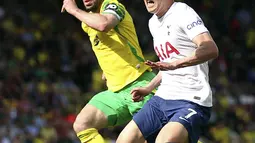 Pemain Norwich City Grant Hanley (kiri) berebut bola dengan pemain Tottenham Hotspur Son Heung-min pada pertandingan Liga Inggris di Stadion Carrow Road, Norwich, Inggris, 22 Mei 2022. Tottenham Hotspur menang 5-0. (Nigel French/PA via AP)