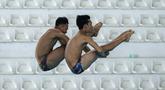 Pasangan atlet loncat indah, Andriyan (kanan) dan Adityo Restu Putra beraksi pada nomor menara synchro putra Kejurnas Akuatik 2026 di Stadion Akuatik Gelora Bung Karno, Senayan, Jakarta, Selasa (05/05/2026). (Bola.com/Bagaskara Lazuardi)