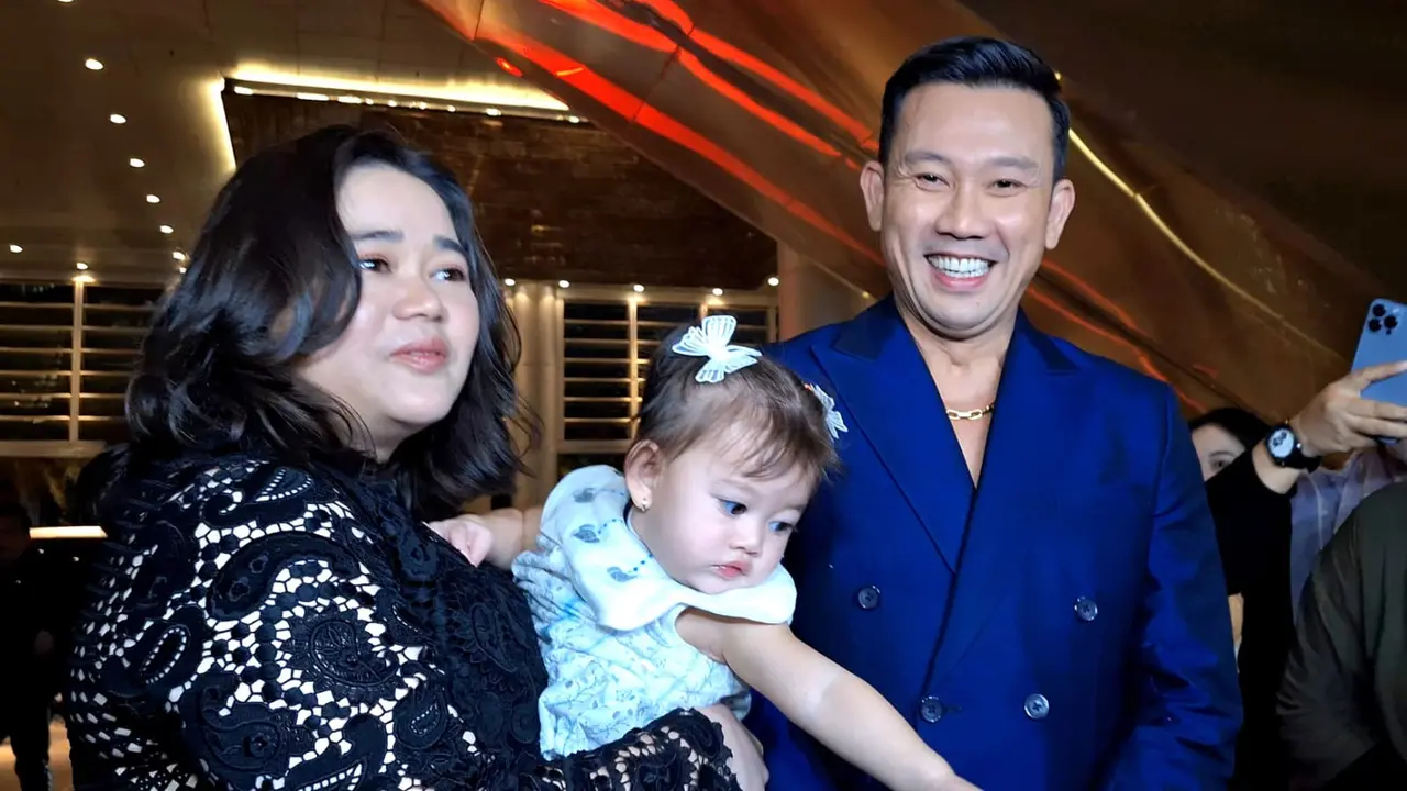 Denny Sumargo  dan keluarganya. (M Altaf Jauhar/ LIputan6.com)