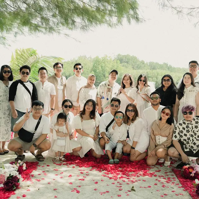 7 Potret YouTuber Nex Carlos Lamar Kekasihnya di Pinggir Pantai Ini Romantis