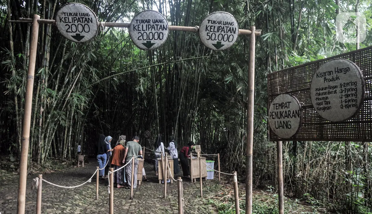 Wisatawan menukarkan uang rupiah dengan uang pring atau bambu di Pasar Papringan, Ngadiprono, Kabupaten Temanggung, Jawa Tengah, Minggu (26/2/2023). Pasar yang hanya buka pada hari Minggu Wage dan Pon ini mengusung konsep tradisional berlandaskan keberlanjutan lingkungan. (merdeka.com/Iqbal S. Nugroho)