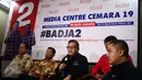Sekjen PDI Perjuangan Hasto Kristiyanto (tengah) memberikan keterangan di Media Centre Badja, Jakarta, Selasa (18/4). Imbauan netral itu disampaikan terkait pemungutan suara Pilkada DKI Jakarta yang akan dilaksanakan esok hari. (Liputan6.com/Johan Tallo)