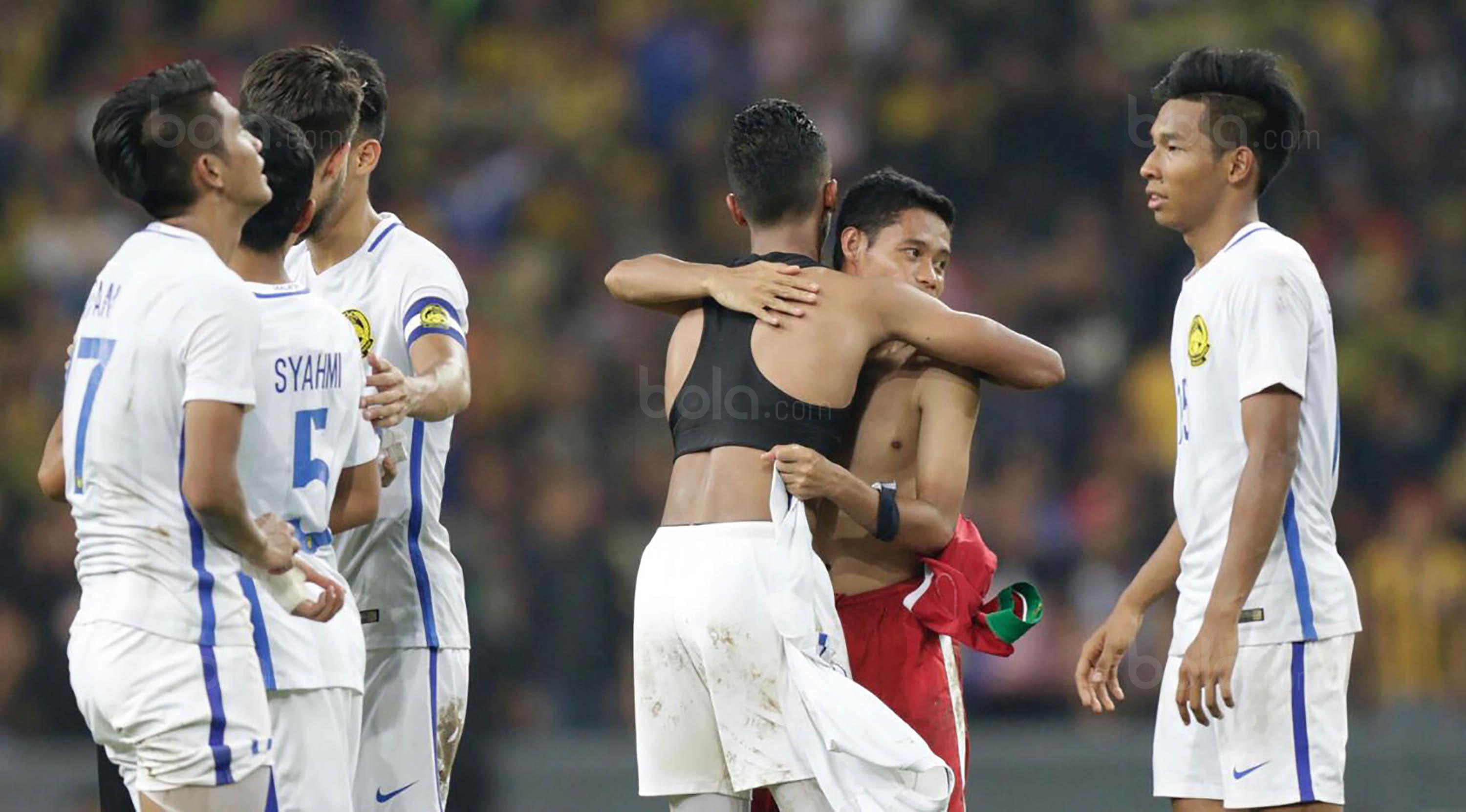 Pemain Malaysia berusaha menenangkan kapten Indonesia, Evan Dimas usai takluk dari Malaysia pada laga semifinal Sea Games 2017 di Stadion Shah Alam, Selangor, Sabtu (26/8/2017). Malaysia menang 1-0 atas Indonesia. (Bola.com/Vitalis Yogi Trisna)